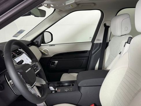 Used 2025 Land Rover Discovery S image 16