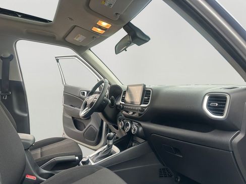Used 2025 Hyundai Venue SEL FWD image 11