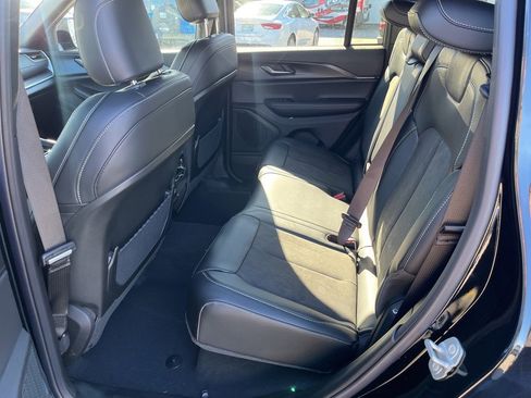 New 2025 Jeep Grand Cherokee Altitude image 16