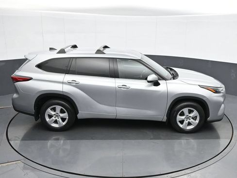 Used 2022 Toyota Highlander L AWD/4WD image 24