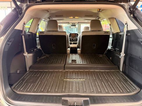 Used 2022 Toyota Highlander XLE FWD image 22