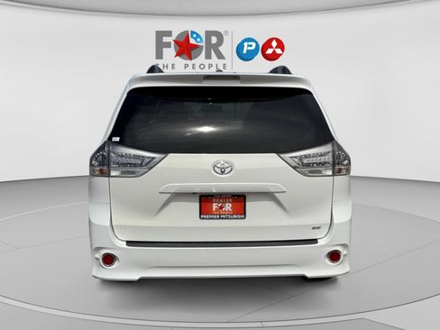 Used 2016 Toyota Sienna SE FWD image 4