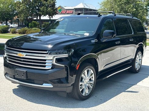 Used 2023 Chevrolet Suburban High Country AWD/4WD image 3