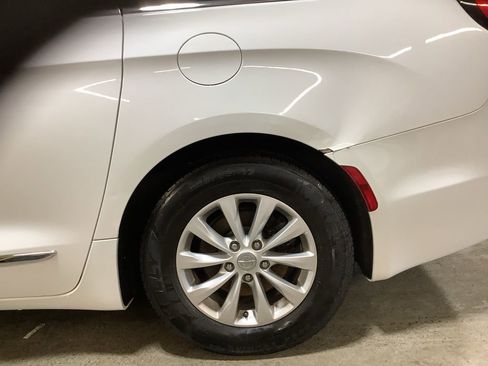 Used 2019 Chrysler Pacifica Touring-L image 11