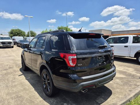 Used 2018 Ford Explorer XLT w/ Equipment Group 202A AWD/4WD image 4