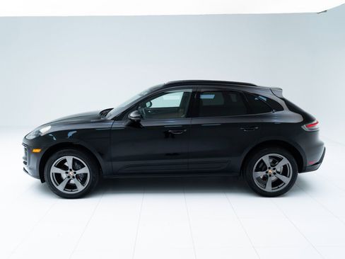 Used 2025 Porsche Macan image 2