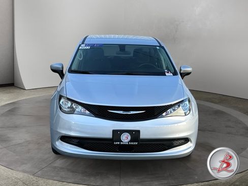 Used 2022 Chrysler Voyager LX FWD image 2
