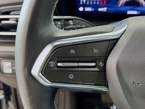 Used 2025 Chevrolet Traverse LT image 13