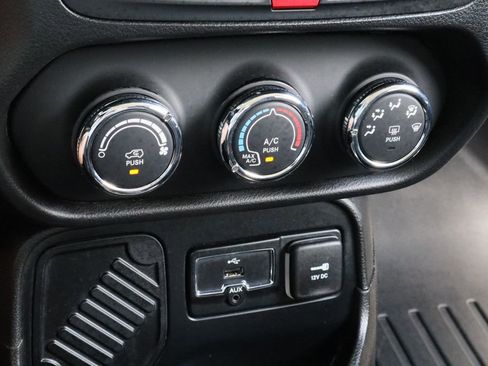 Used 2017 Jeep Renegade Latitude FWD image 17