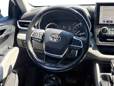 Used 2023 Toyota Highlander XLE FWD image 15