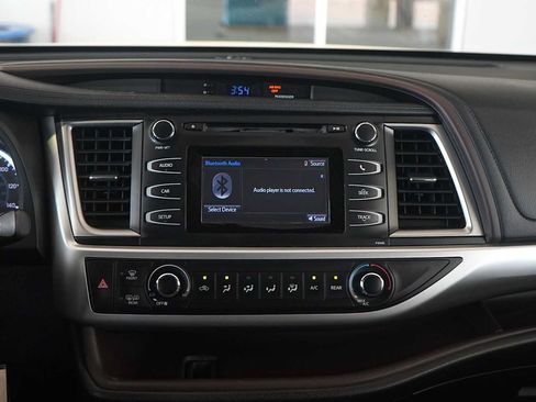 Used 2015 Toyota Highlander LE FWD image 19