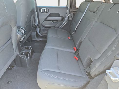 Used 2018 Jeep Wrangler Unlimited Sahara AWD/4WD image 16