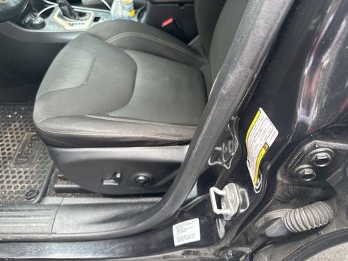 Used 2016 Jeep Cherokee Latitude w/ Cold Weather Group AWD/4WD image 10