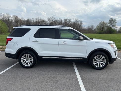 Used 2018 Ford Explorer XLT image 2
