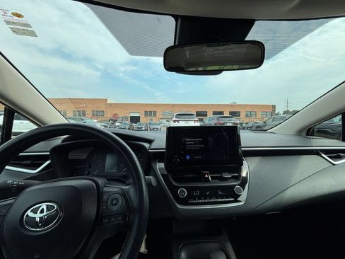 Used 2025 Toyota Corolla LE FWD image 30