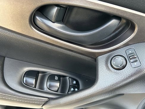 Used 2019 Nissan Rogue Sport S image 24