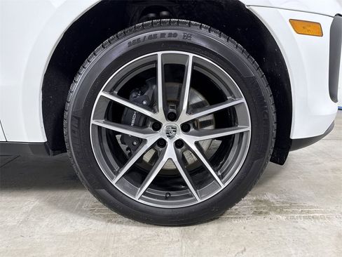 Certified 2025 Porsche Macan image 15