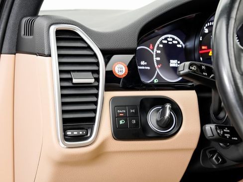 Certified 2023 Porsche Cayenne Platinum Edition image 11