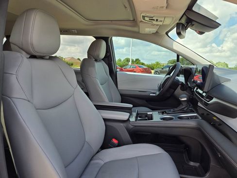 Used 2026 Toyota Sienna XLE FWD image 27