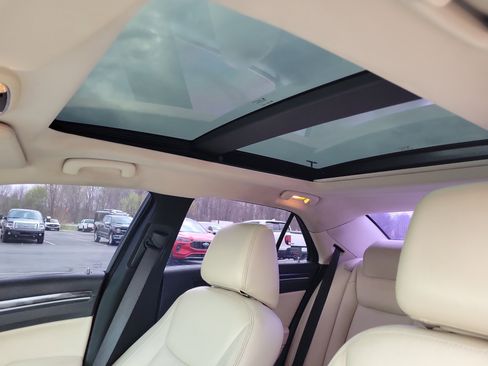 Used 2016 Chrysler 300 Limited image 32