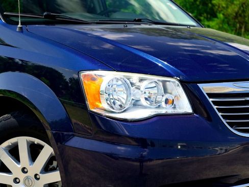 Used 2015 Chrysler Town & Country Touring FWD image 4
