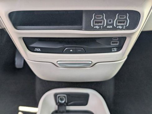 Used 2022 Chrysler Pacifica Touring-L w/ Uconnect Theater Family Group FWD image 30