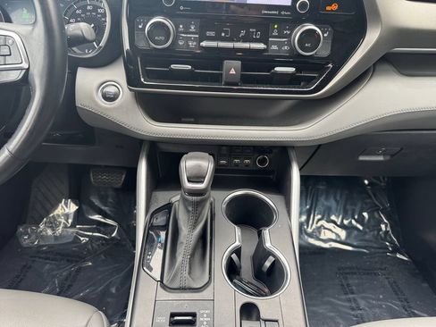 Used 2021 Toyota Highlander XLE AWD/4WD image 11