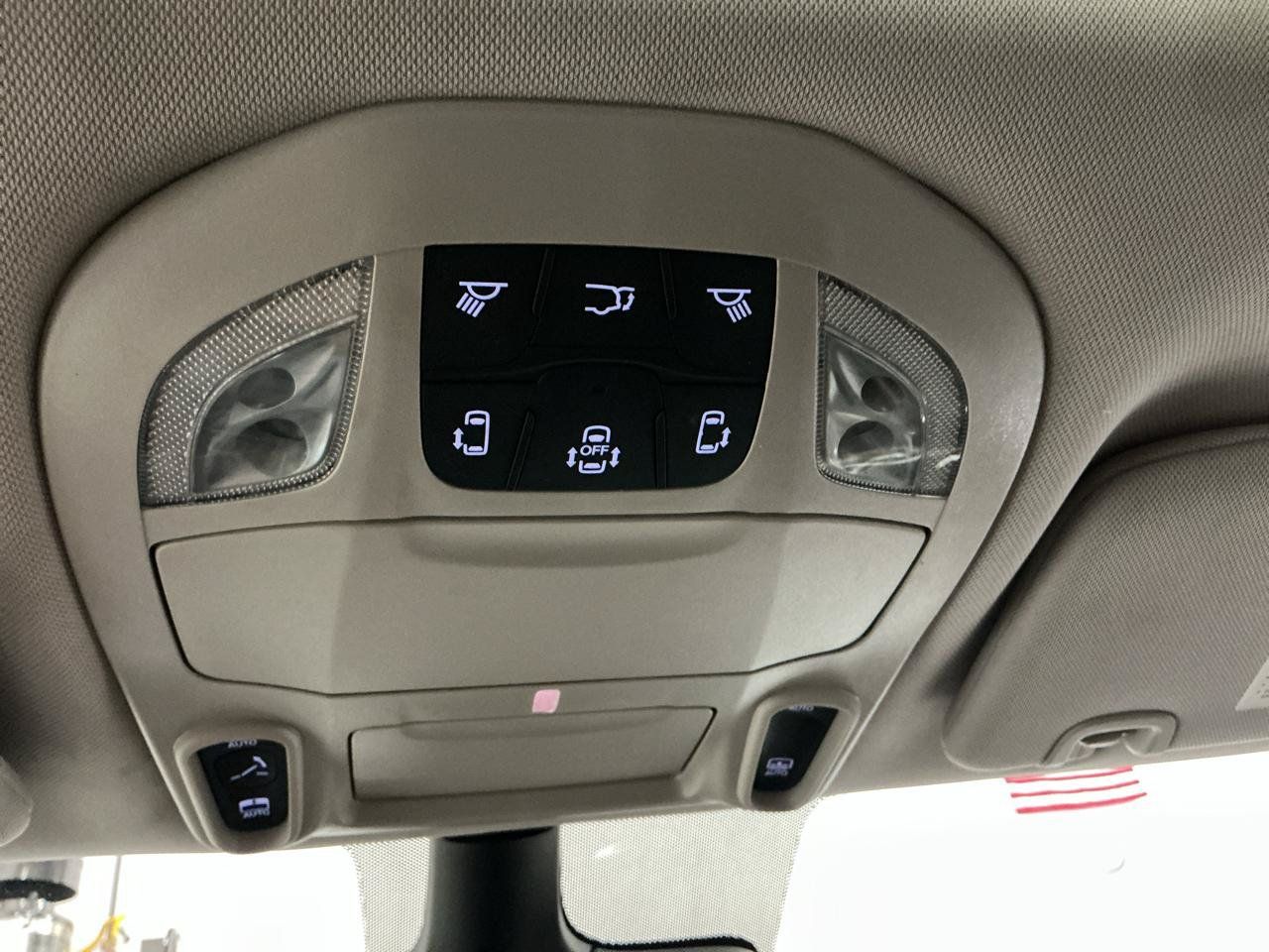 Used 2023 Chrysler Pacifica Limited FWD image 27