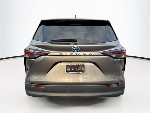 Used 2024 Toyota Sienna LE image 6