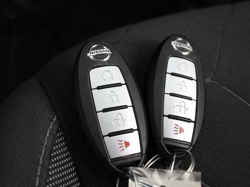 Certified 2019 Nissan Kicks SV image 26