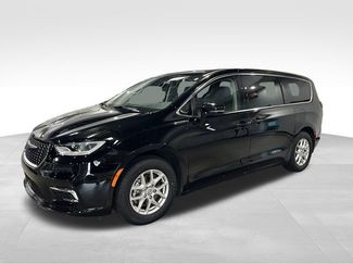 Used 2024 Chrysler Pacifica Touring-L video 3