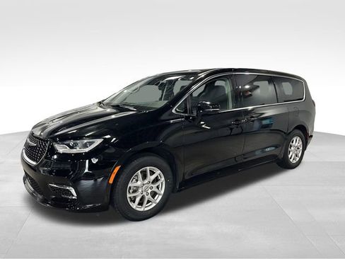 Used 2024 Chrysler Pacifica Touring-L image 3