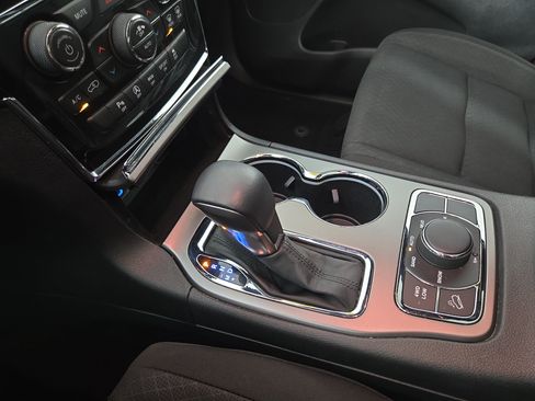 Used 2019 Jeep Grand Cherokee Laredo AWD/4WD image 25