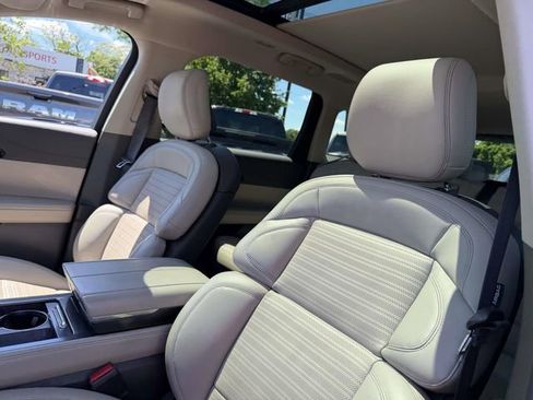 Used 2024 Lincoln Nautilus Reserve w/ Equipment Group 203A AWD/4WD image 8