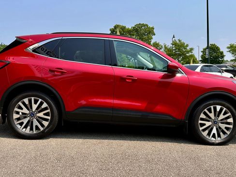 Used 2022 Ford Escape Titanium image 3