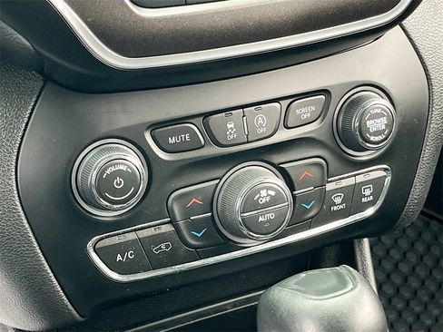 Certified 2020 Jeep Cherokee Trailhawk w/ Comfort/Convenience Group image 16