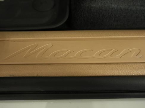 Used 2025 Porsche Macan image 31