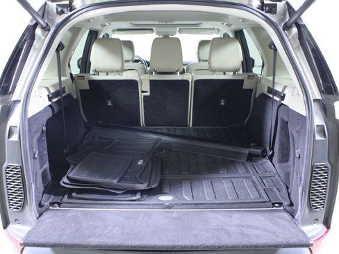 Used 2017 Land Rover Discovery HSE image 10