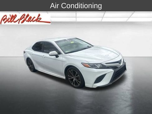 Used 2018 Toyota Camry SE image 3