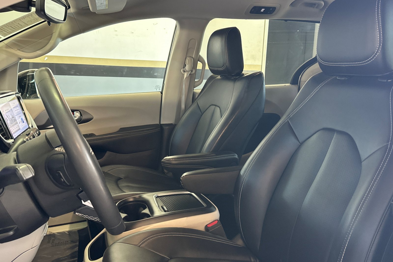 Used 2024 Chrysler Pacifica Touring-L FWD image 5
