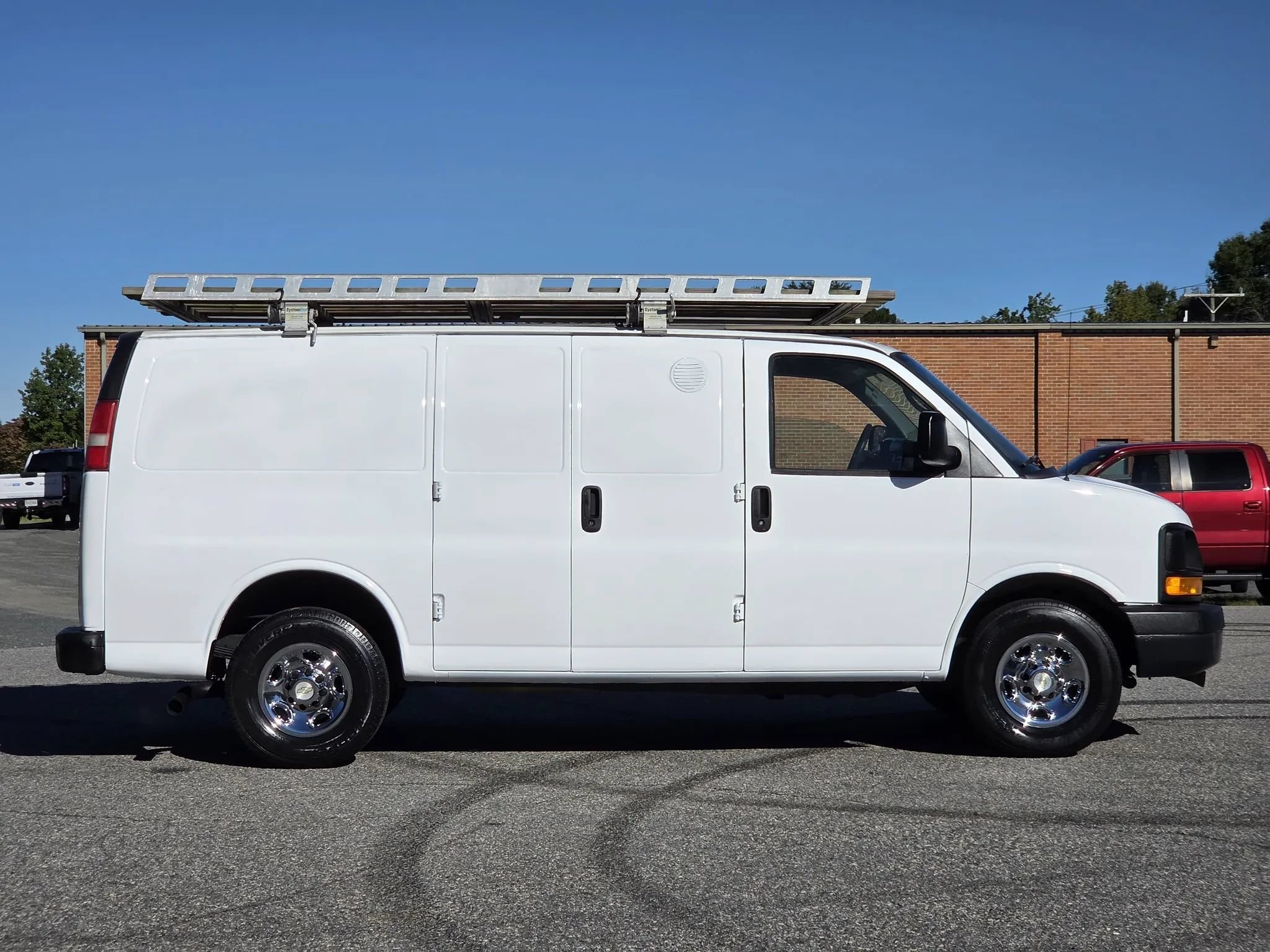 Used 2011 Chevrolet Express 2500 RWD image 4