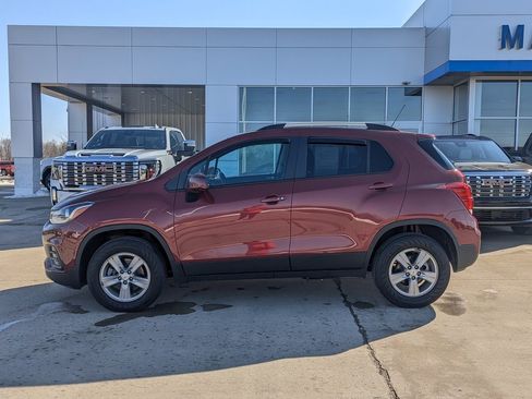 Used 2022 Chevrolet Trax LT w/ LT Convenience Package image 9