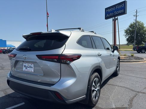 Used 2024 Toyota Highlander XLE FWD image 5