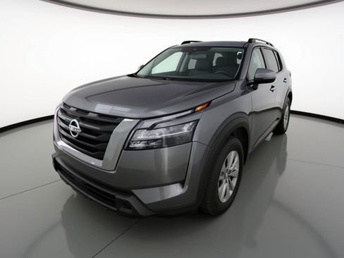 Used 2025 Nissan Pathfinder SV image 3