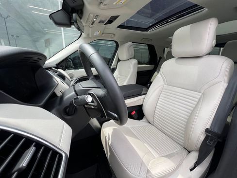 Used 2024 Land Rover Discovery S image 11