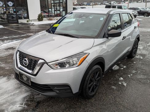 Used 2020 Nissan Kicks S image 2