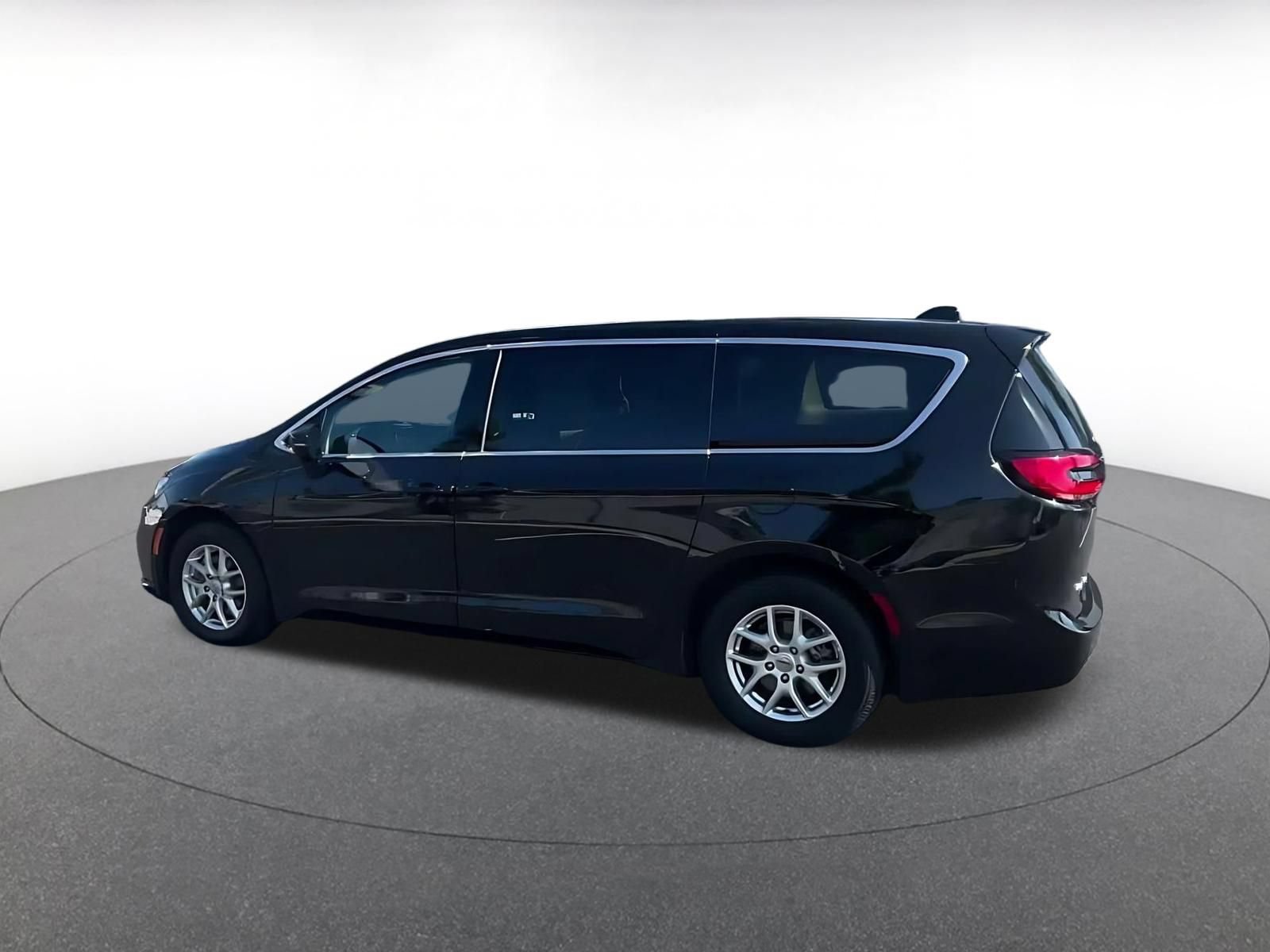 Used 2024 Chrysler Pacifica Touring-L FWD image 9