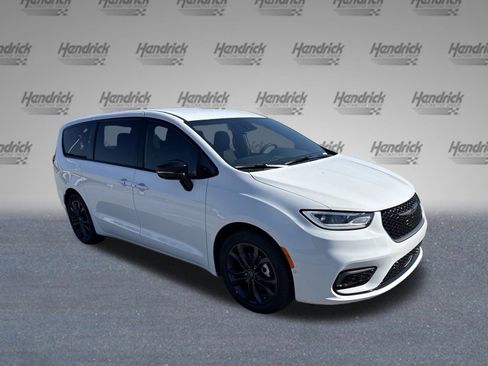 New 2026 Chrysler Pacifica Select image 2