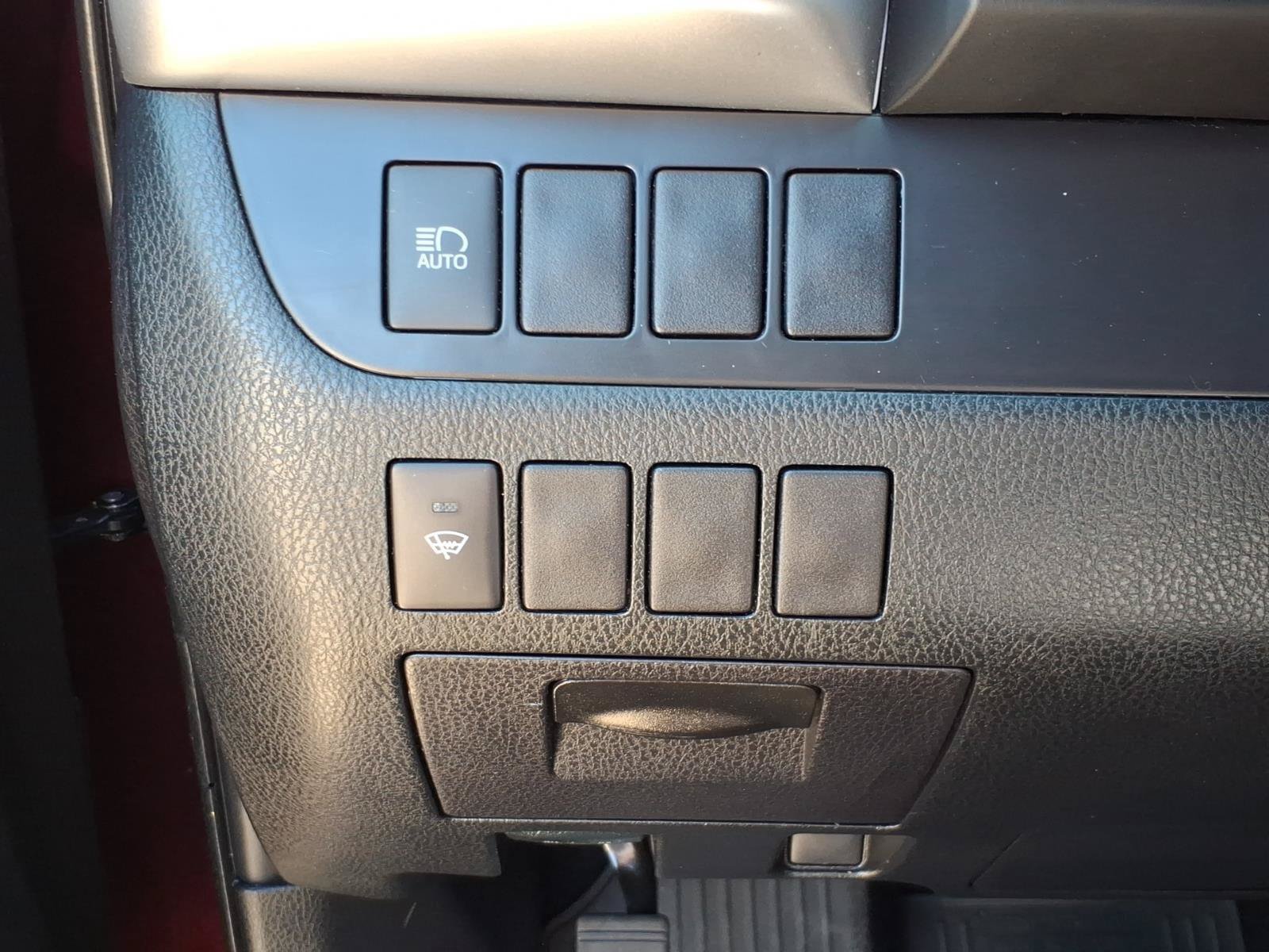 Used 2019 Toyota Highlander LE AWD/4WD image 16