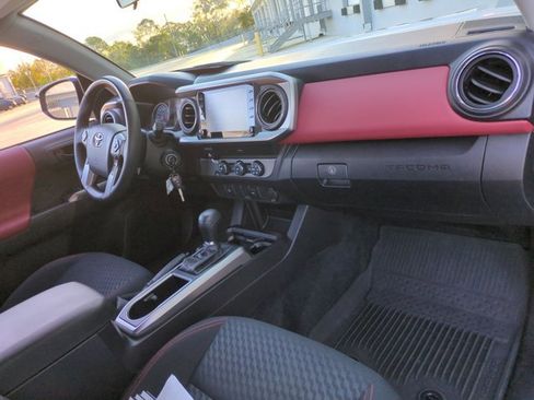 Certified 2022 Toyota Tacoma SR5 image 20